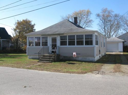 25 Hewett St, Warwick, RI 02889-9603
