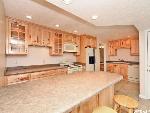 25 Snowstar Ln, Sandy UT 84092-4800 exterior