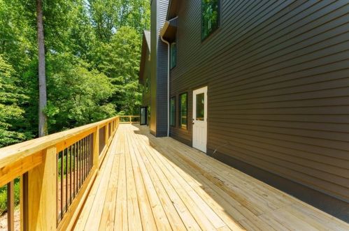 5666 Long Island Dr, Atlanta GA  30327-4842 exterior