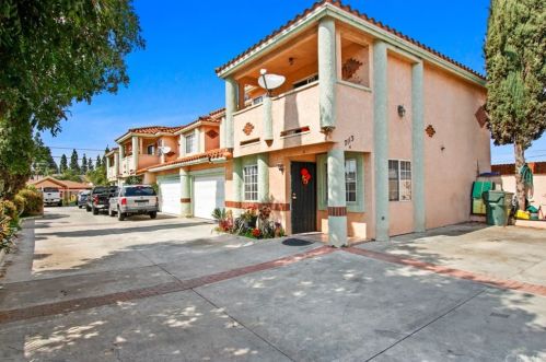 7113 Perry Rd, Bell, CA 90201-3225