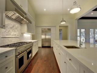 8600 Calera Dr, Austin TX  78735-1570 exterior