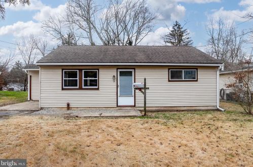 9 Theresa St, Trenton, NJ 08618-1505