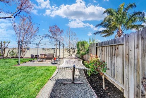 831 Chateau Cir, Vacaville CA  95687-7432 exterior