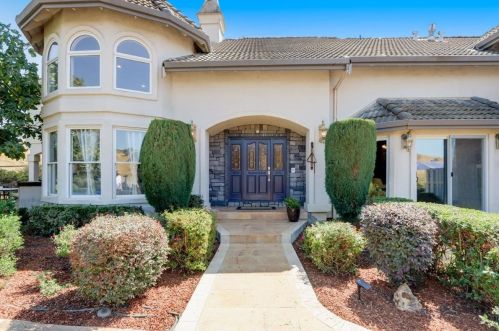 1245 Day Rd, Gilroy, CA 95020-9323
