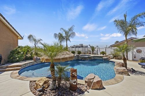 2876 Walking Horse Ranch Dr, Norco, CA 92860-3968