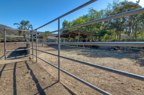 616 Estrelita Dr, Vista CA  92084-7926 exterior