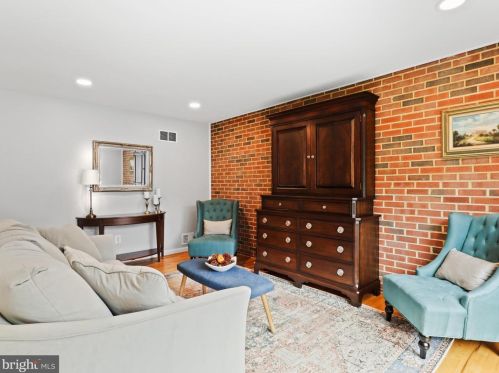 6702 Emporia Ct, Springfield VA  22152-3034 exterior