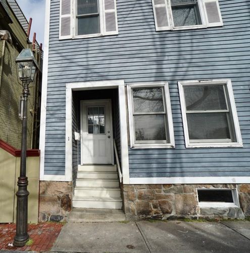 16 Mary St, Middletown, RI 02840-3028