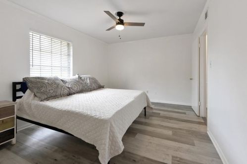 5550 Kingsport Dr, Atlanta GA  30342-1043 exterior