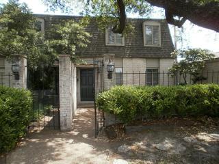819 Ripple Creek Dr, Houston TX  77057-1015 exterior