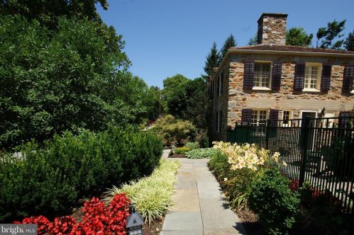 850 Clubhouse Rd, York, PA 17403-4404