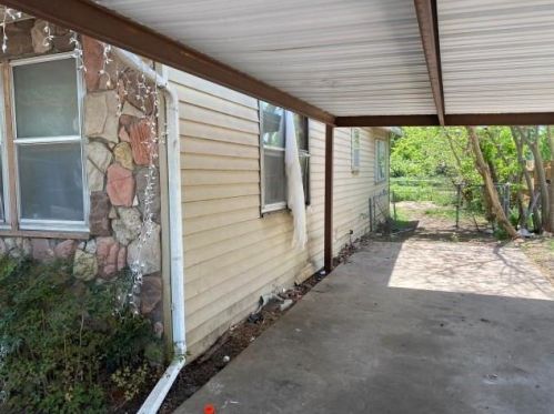208 Perry Ave, Waxahachie, TX 75165-3933