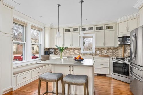 8 Champlin St, Middletown, RI 02840-2879