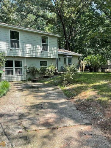 2853 Five Oaks Cir, Lilburn, GA 30047-1812