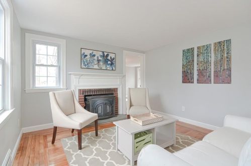 6 Parkway Dr, Warwick, RI 02886-3646