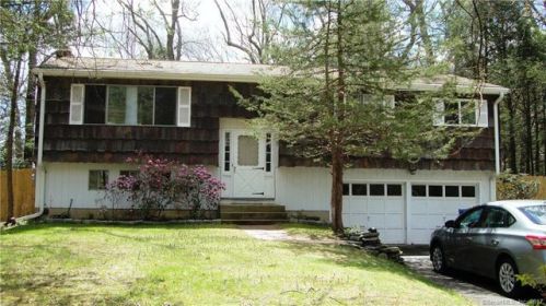 7 Ridgewood Dr, Upper Stepney, CT 06468-1032
