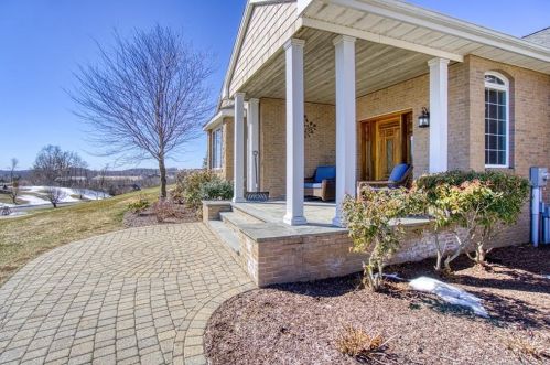8 Stoney Brook Rd, Wallingford, CT 06492-2759