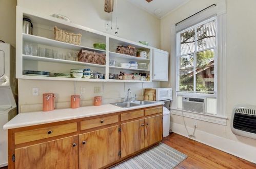 807 Baylor St, Austin TX  78703-4980 exterior