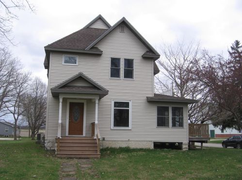 301 4th St, Nevada, MN 55953-6745