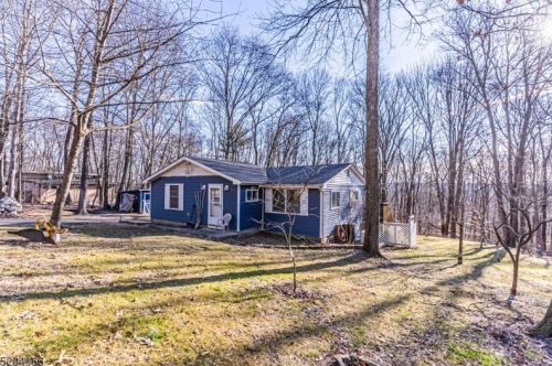 902 Carnation Ter, Fredon, NJ 07860-4133