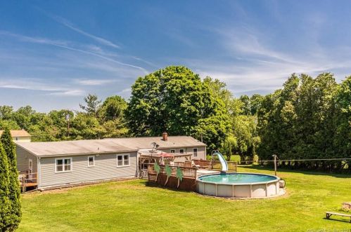 10 Oxford Dr, Huntington, CT 06484-3540