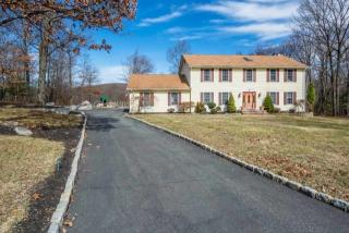 2 Woods Ave, Stanhope, NJ 07874-2002