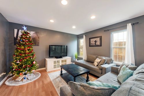 585 Yorkshire Ln, Pingree Grove IL  60140-9159 exterior