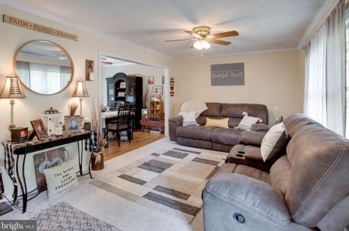 18343 Sharon Rd, Triangle, VA 22172-1306