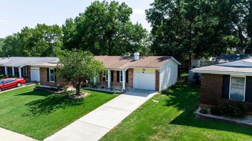 30 Deer Lodge Dr, Fenton, MO 63026-3445
