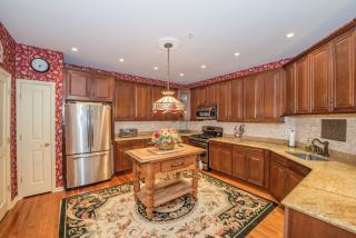 9301 Ravenscroft Rd, Clifton, NJ 07013-2728