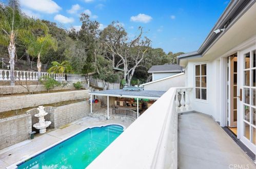1468 Hillside Dr, Glendale CA  91208-2417 exterior