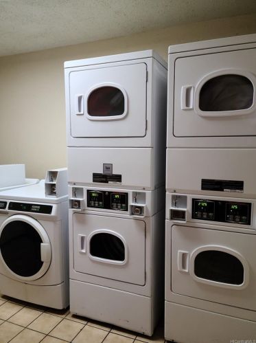 5333 Likini St, Honolulu HI  96818-1762 exterior