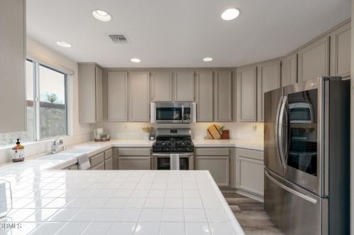 2010 Freesia Ave, Simi Valley CA  93063-3534 exterior