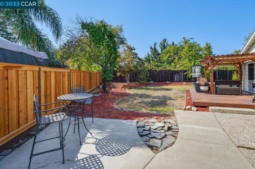 2735 Calpine Pl, Concord CA  94518-2610 exterior