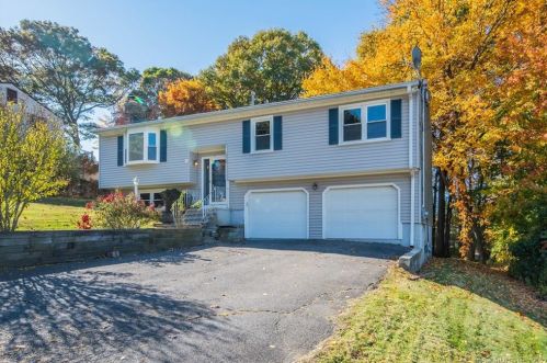 216 Juniper Ridge Dr, Waterbury, CT 06708-1912
