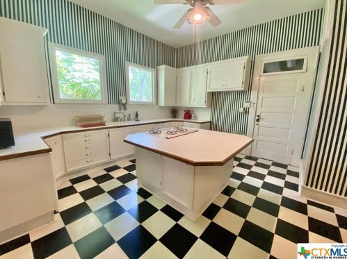 255 Franklin St, Halsted, TX 78945-2209