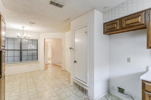 1824 Lincolnshire Way, Fort Worth TX  76134-5584 exterior