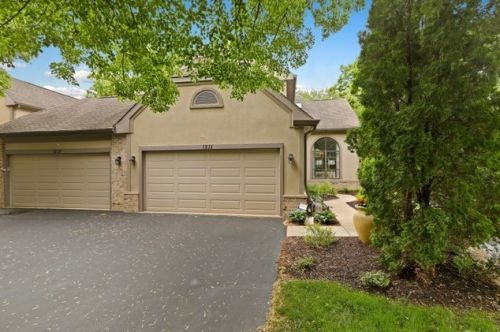 1211 Hobson Oaks Dr, Naperville, IL 60540-8135