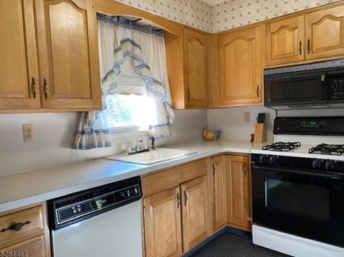 2 Ley Pl, Wantage, NJ 07461-2413