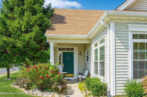 8 Lilac Ct, Holmdel Village, NJ 07733-2901