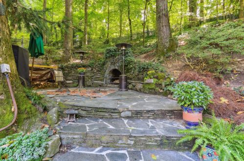 2885 Mornington Dr, Atlanta GA  30327-1272 exterior