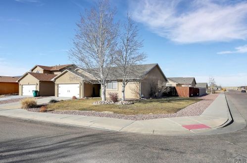 2401 Meadowlark Ln, Pueblo, CO 81008-2174