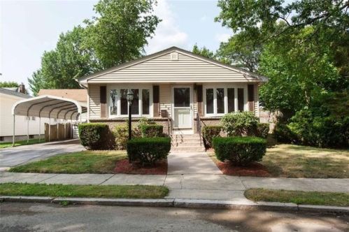135 Metropolitan Rd, Providence, RI 02908-3807
