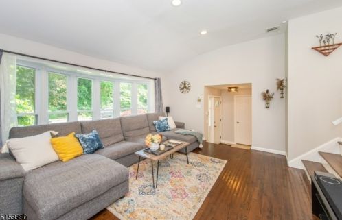 20 Elmwood Rd, Springfield, NJ 07081-2419
