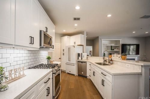 72 Salton, Irvine CA  92602-2425 exterior