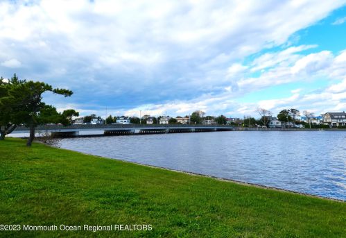 306 Deal Lake Dr, Tinton Falls NJ  exterior