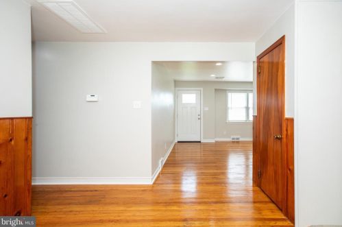 15 Holt Cir, Trenton NJ  08619-1654 exterior