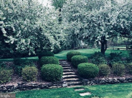 142 Bentley Ln, Lancaster PA  17603-6204 exterior