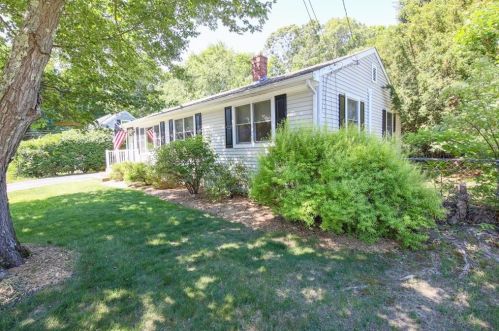 15 Charlene Ct, North Kingstown, RI 02852-5609