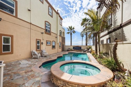 1610 Pacific Coast Hwy, Huntington Beach CA  92648-4434 exterior